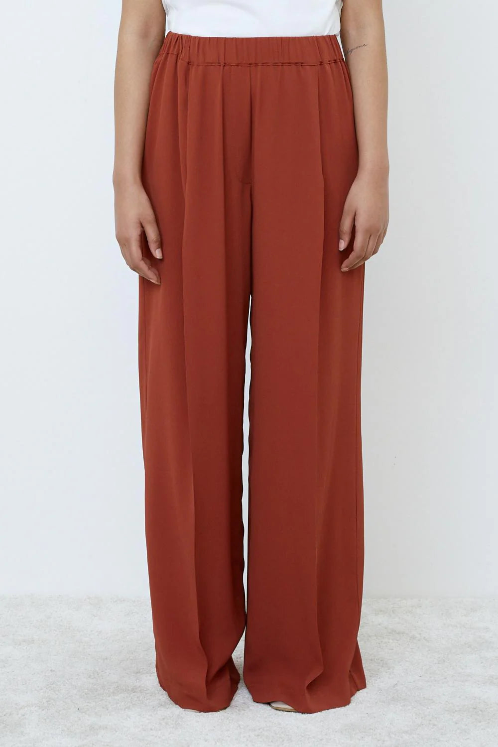Pantalone dritto con linea morbida