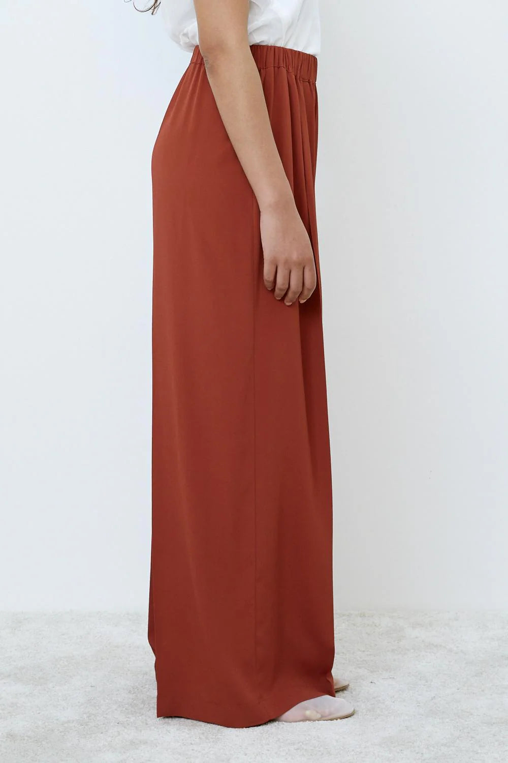 Pantalone dritto con linea morbida