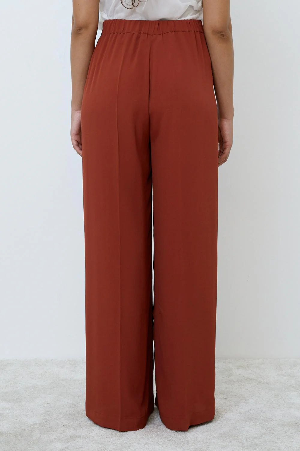 Pantalone dritto con linea morbida
