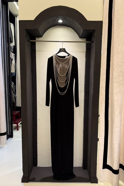 Abito lungo con collana di strass