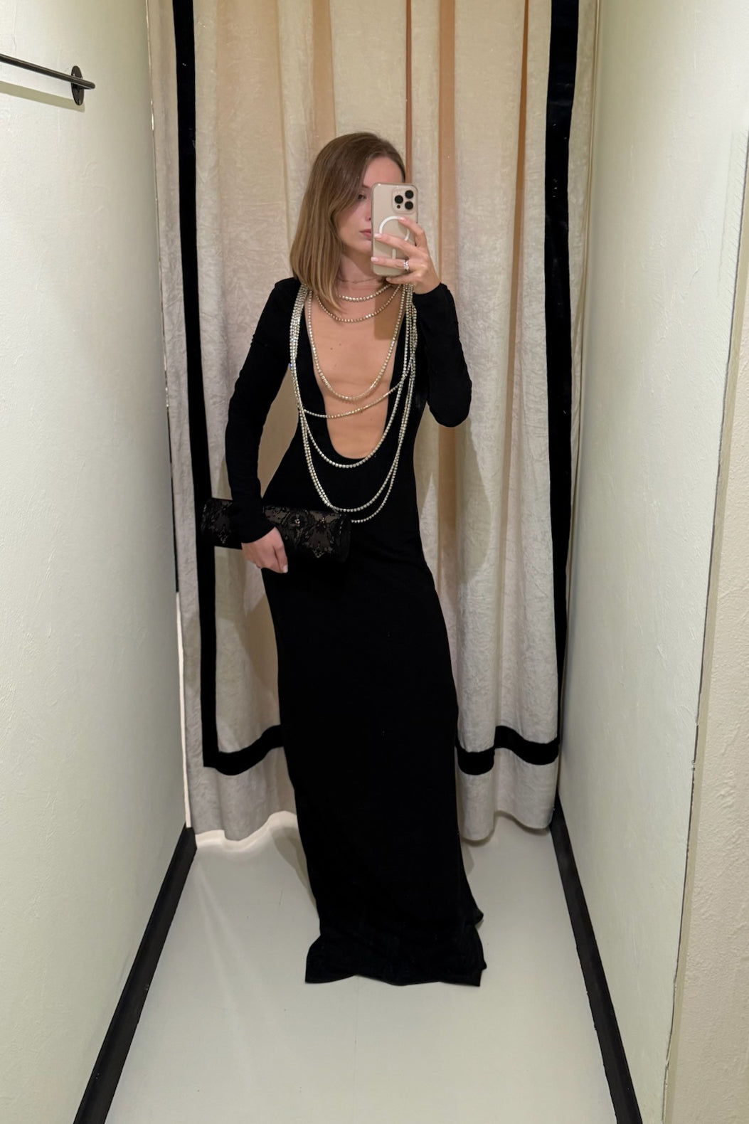 Abito lungo con collana di strass