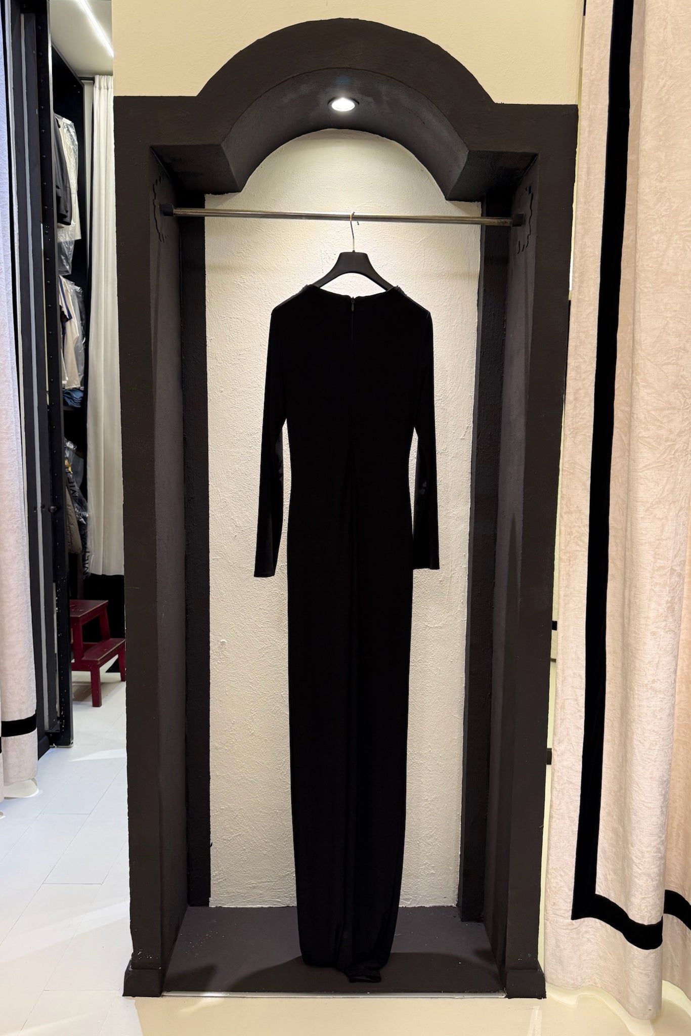 Abito lungo con collana di strass