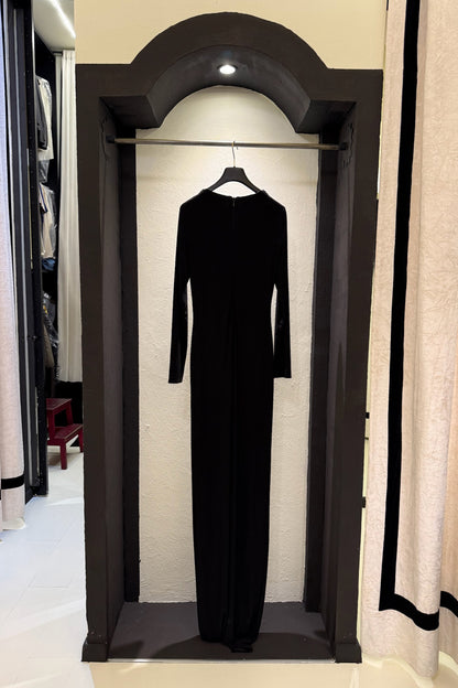 Abito lungo con collana di strass