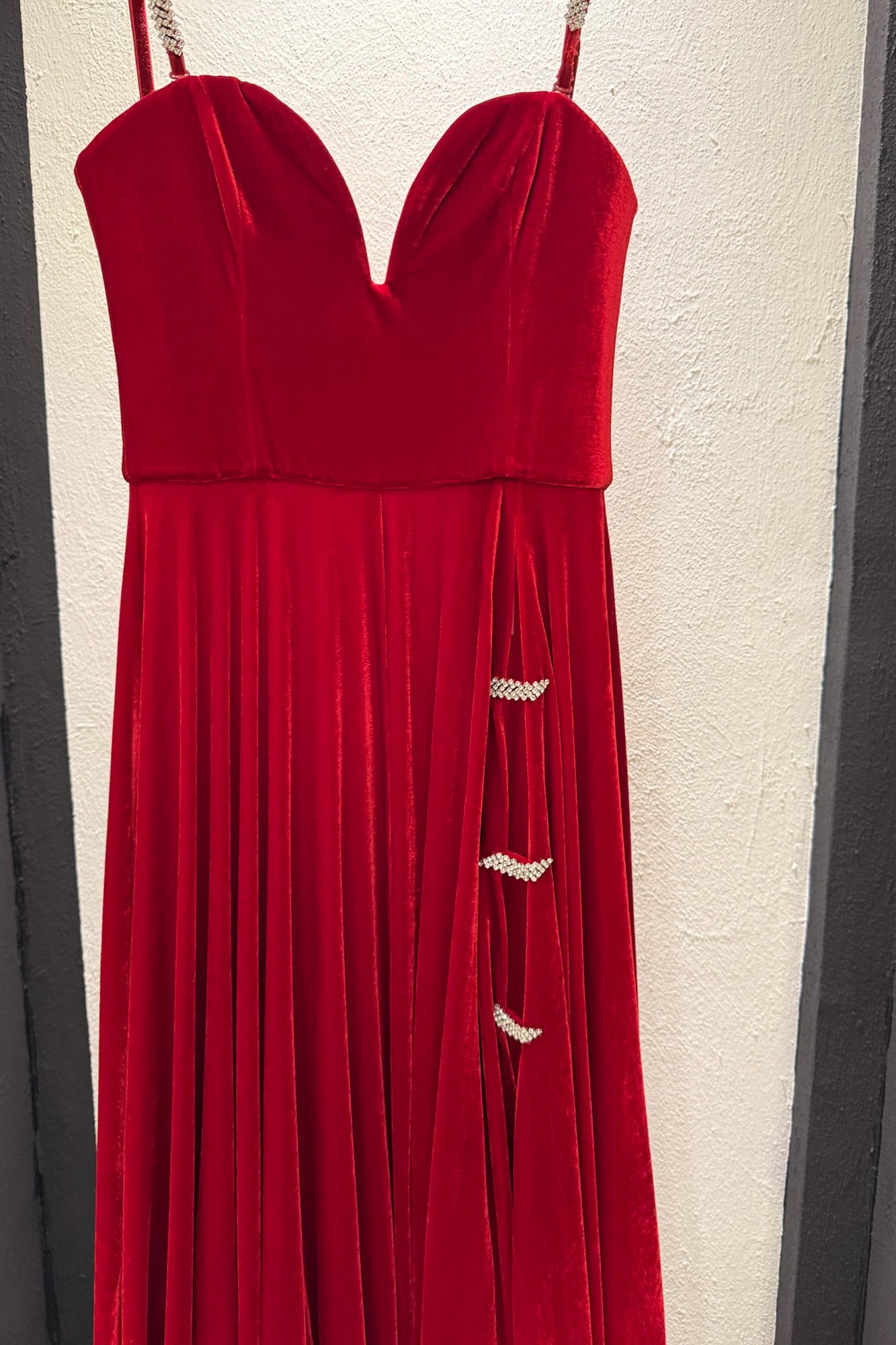 Abito lungo in velluto con scollo a cuore