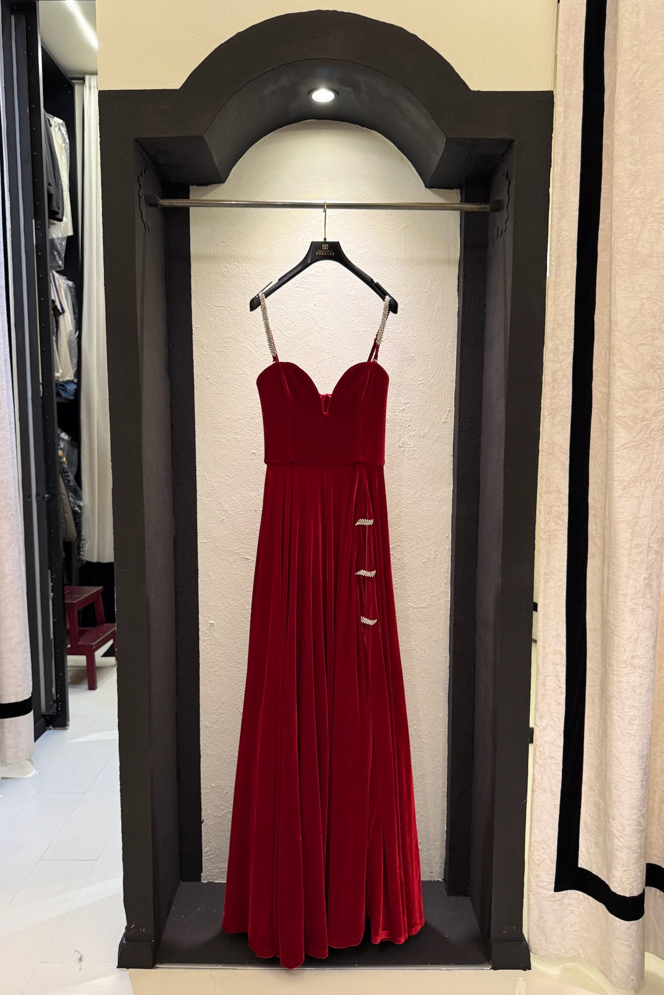 Abito lungo in velluto con scollo a cuore