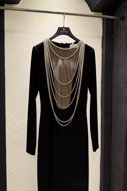 Abito lungo con collana di strass